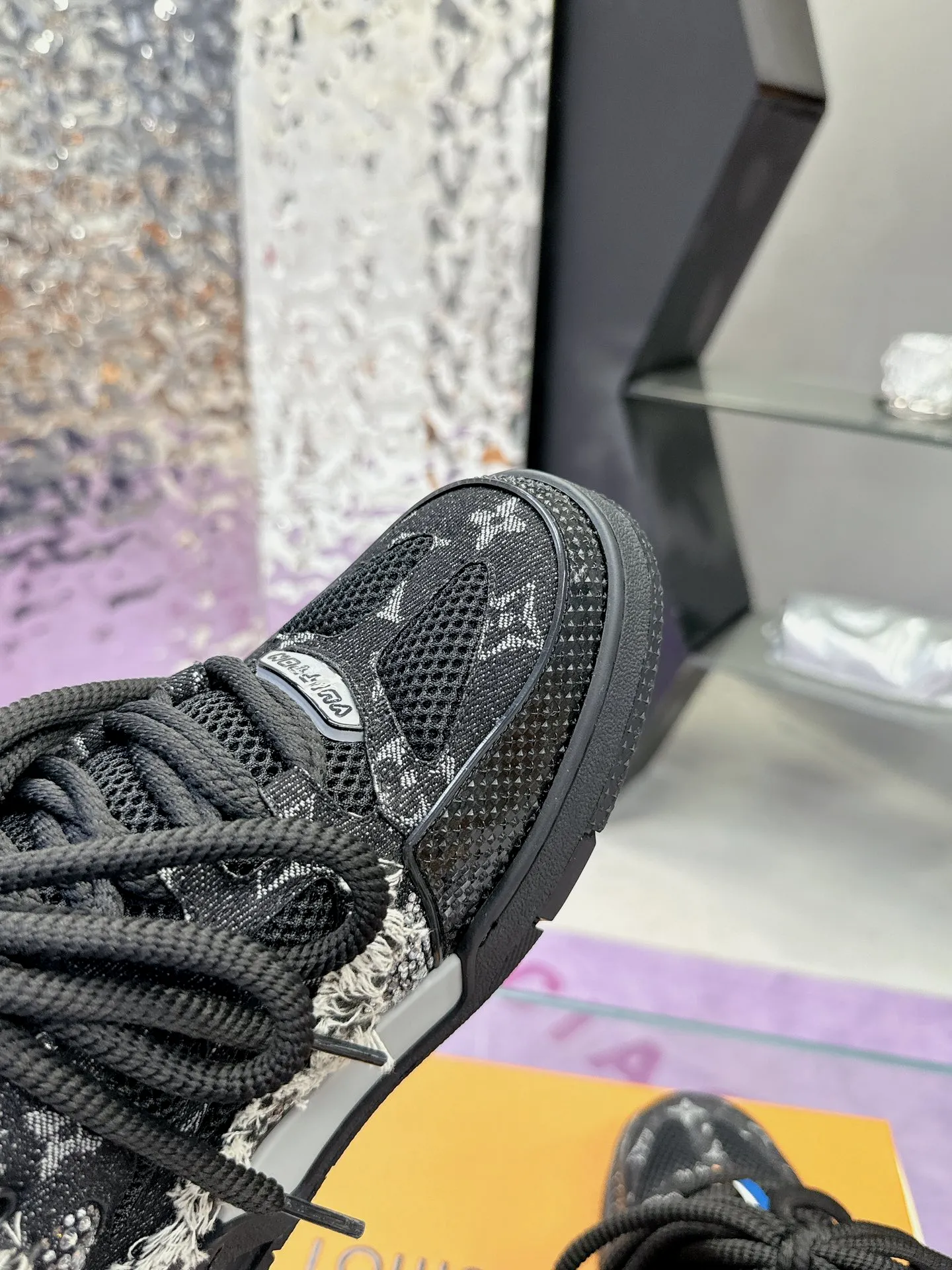 Men's shoes 💰900❤️❤️❤️ 𝙇𝙑 Bread shoes have added new colors 💓 Craftsmanship series 𝟐𝟎𝟐5/𝐒𝐒 𝐧𝐞𝐰 Louis Vuitton catwalk skate shoes are popular, LOUIS VUITTON Trainer is undoubtedly one of the most successful Sneakers launched by luxury brands, but the pace of exploration will not stop. LOUISVUITTON will also bring a new series of skateboard shoes in the spring of 2025. The new series in the picture returns to the 90s Chunky Skate Shoes look and feel. The uppers are made of leather and mesh. The fat silhouette and thick shoelaces are very eye-catching. It is expected to have quite a few colors like the Trainer. Judging from the previous DIOR show skate shoes, this chunky style may be even stronger next year. 💎 Size: Female 35-40 Male 39-46
